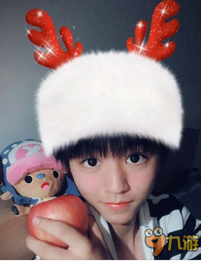 【最新】王俊凯手拿苹果戴圣诞帽 我有一张照