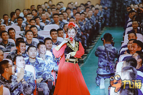 【最新】《真正男子汉2》佟丽娅跳新疆舞 递纸巾安慰战友超治愈（娱乐HOT）