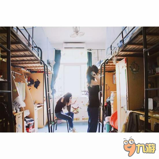 御龙在天手游美女玩家面对面 摄影师的御龙姿态