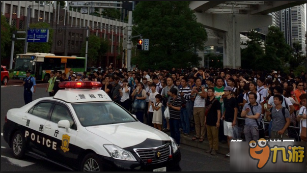 宝可梦GO乘龙出现 东京街头警察出动维持秩序