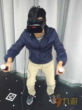 蚁视二代VR头盔畅玩花式滑雪 感受滑雪的刺激无需担心摔跤