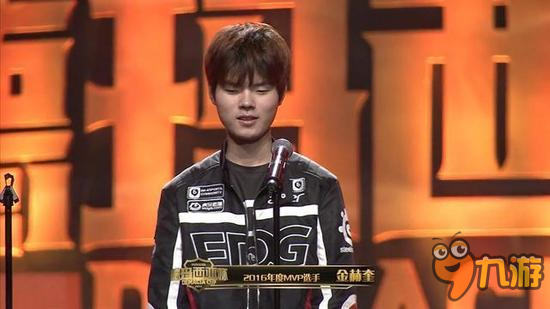 LOL英雄聯(lián)盟德瑪西亞杯頒發(fā)年度MVP Deft獲獎(jiǎng)講話感人