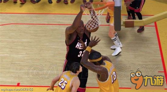 《NBA2K17》鲨鱼隔扣动图操作教学 如何鲨鱼隔扣