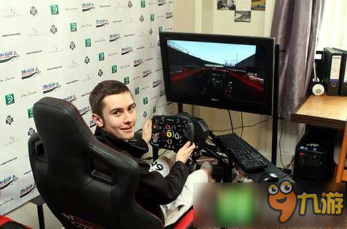 英国20岁大学生痴迷赛车游戏，受邀成为职业选手