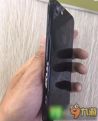 亮黑iPhone7：当初抢购像条狗 掉漆又要嫌人丑