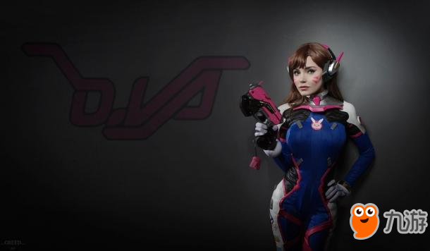 戰(zhàn)斗民族小姐姐COS《守望先鋒》D.Va 駕機服更襯性感身材