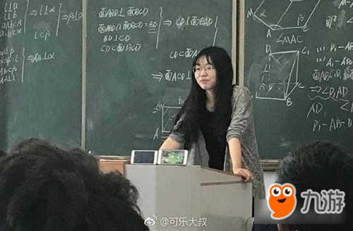 学生玩王者荣耀手机被没收 老师就静静看着你挂机