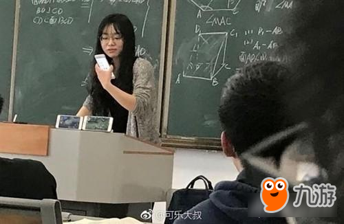 学生玩王者荣耀手机被没收 老师就静静看着你挂机