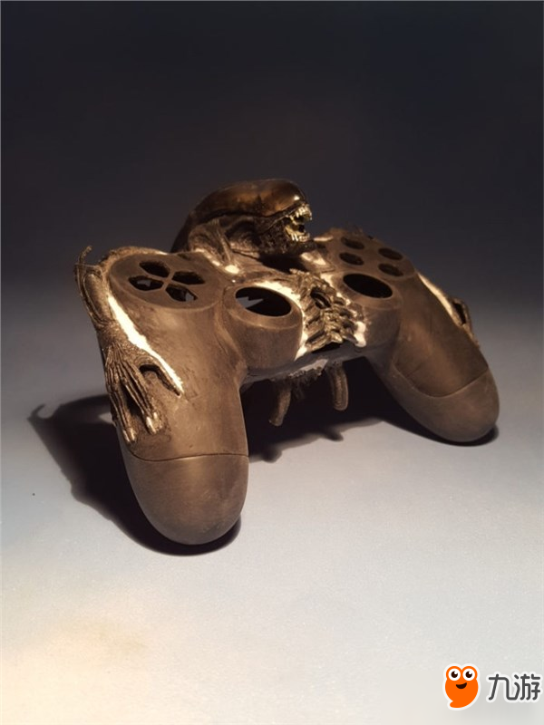 《异形：契约》版PS4手柄 巨额打造的怪兽造型栩栩如生