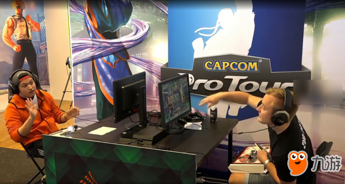 这位格斗玩家在比赛时，将梅原大吾的书当作“圣经”抱在怀中