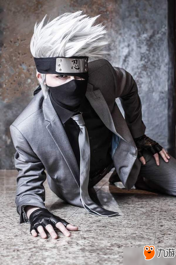 小哥COS《火影忍者》西服版卡卡西 还原逼真，造型帅炸