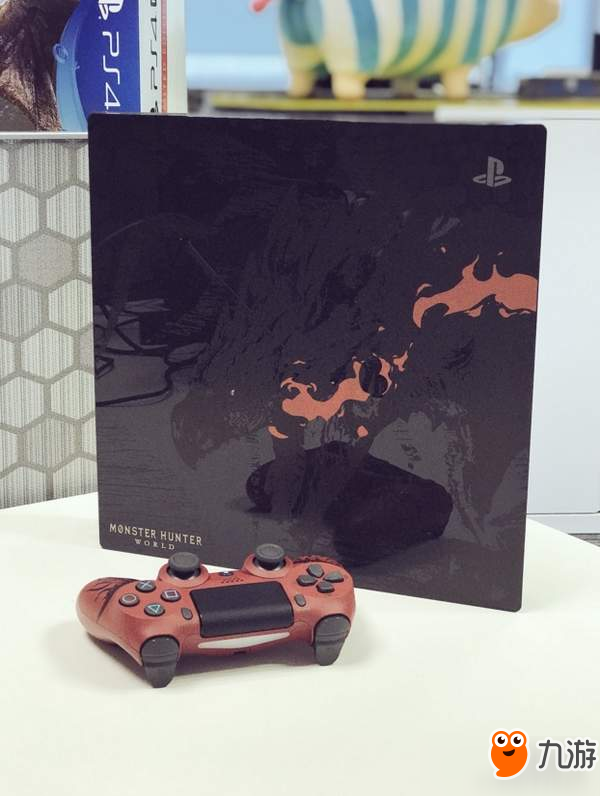 女玩家晒《怪物猎人世界》限定版PS4 Pro 外形骚气满满