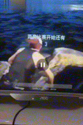 绝地求生外挂还能这么玩？为了防被爆头，角色脑袋竟然跑到背上！