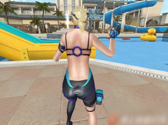 大的亮点还是她的背部,如上图所示,是的你没看错,铁骑的泳装是露背装